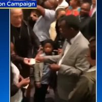 Democrat Candidate For Mayor Of Chicago Hands Out Cash To Potential Voters (VIDEO)