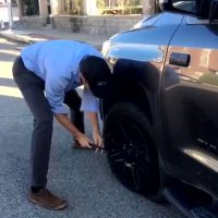 VIDEO: Beto livestreams struggling to change flat tire — loosens lug nuts with his fingers!